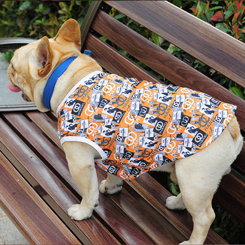 Gilet d'été imprimé orange pour chien sur un banc, parfait pour les journées ensoleillées.