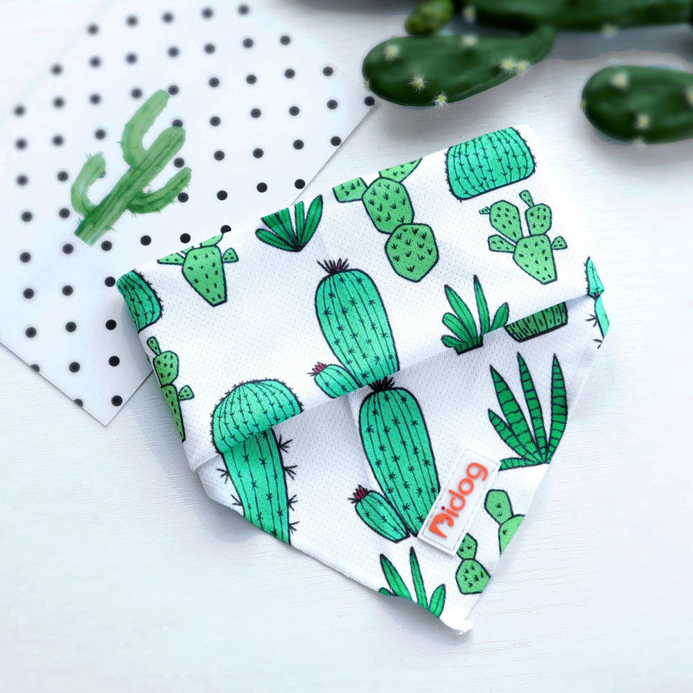 Écharpe en coton blanc avec motifs de cactus, idéale pour accessoiriser votre chien avec style.