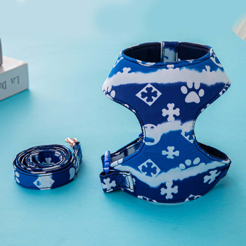 Harnais de traction pour chien en bleu avec motif, accompagné d'une laisse assortie, sur fond bleu.