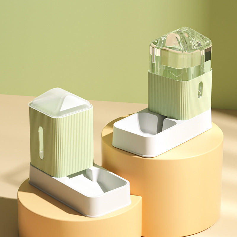 Distributeur automatique d'eau et de nourriture pour chat en vert avec réservoir et bols, élégant et pratique.