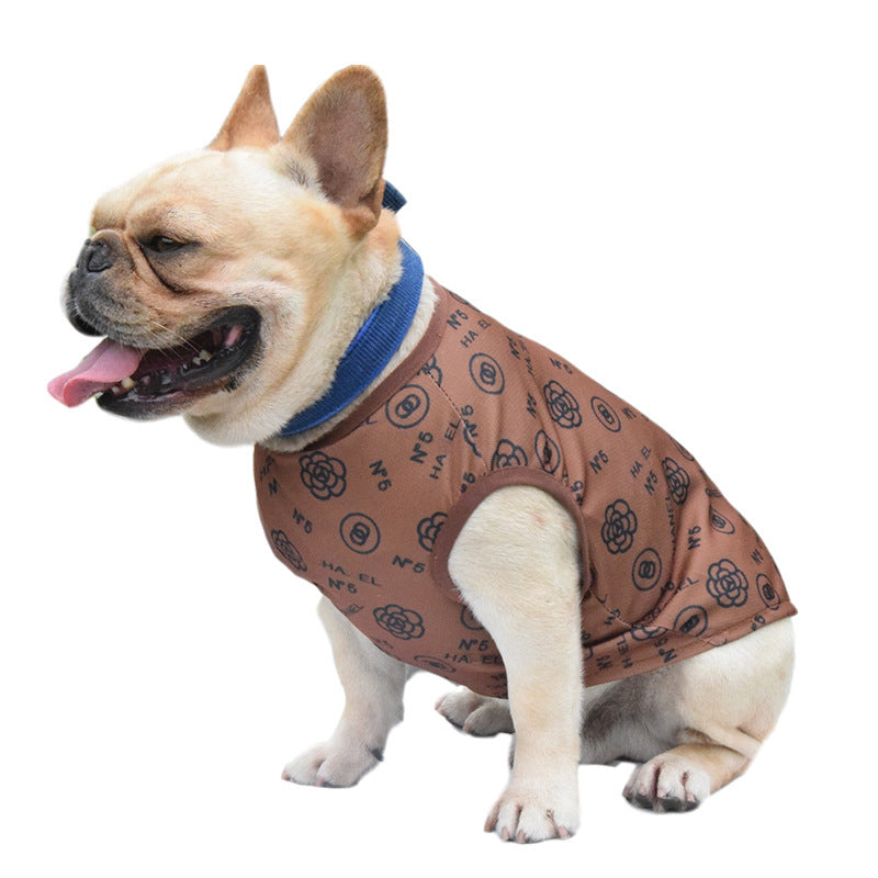 Gilet imprimé pour chien en teinte café avec motifs, combiné à un collier bleu, parfait pour le style et le confort.