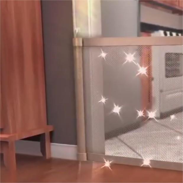 Barrière d'Isolation pour Animaux portable et pliable, offrant sécurité et liberté dans les espaces limités.