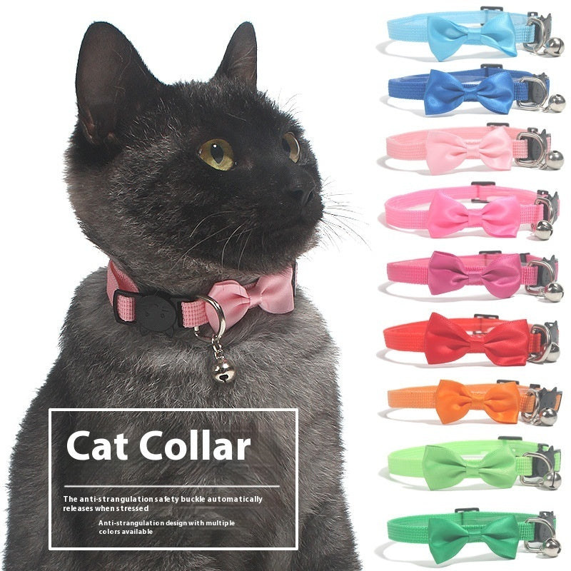 Collier à nœud pour chat en nylon multicolore avec cloche, offrant un style unique et sécurité.