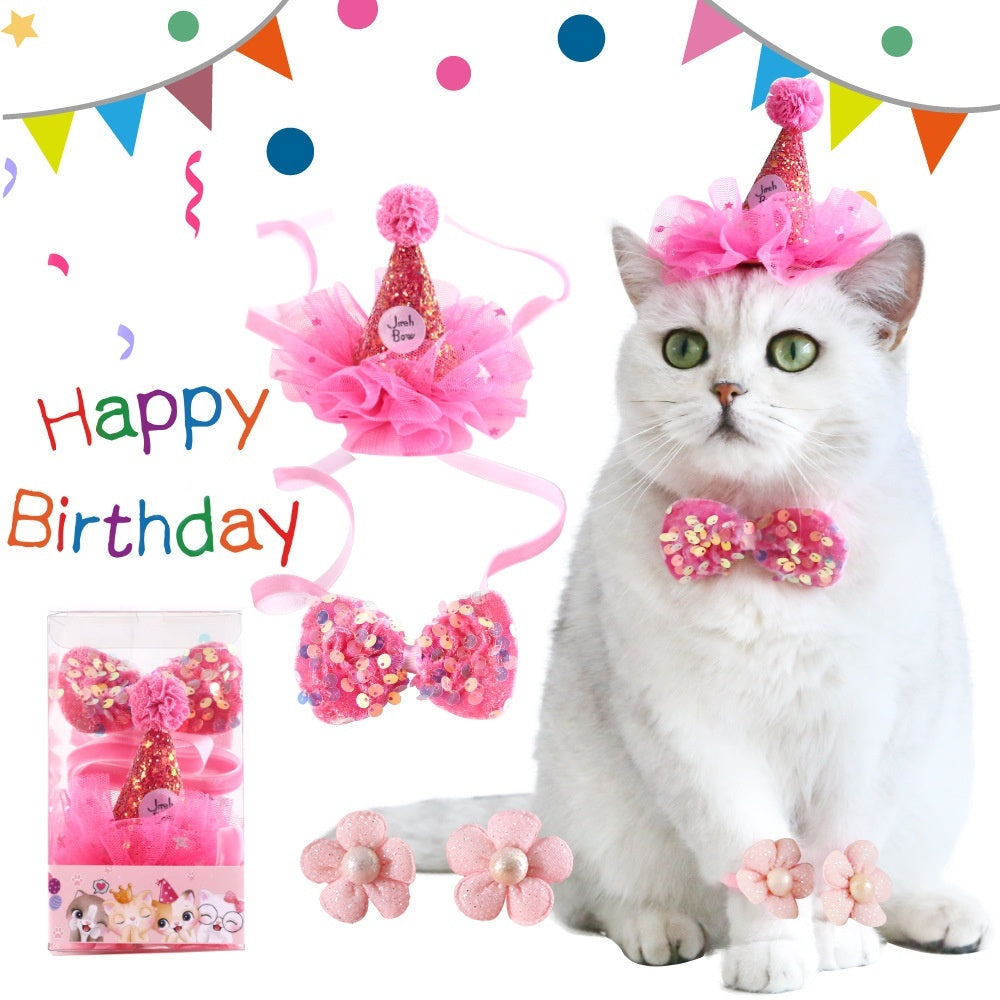 Chapeau d'anniversaire pour chat avec nœud papillon et fleurs, ensemble rose festif pour célébrations.