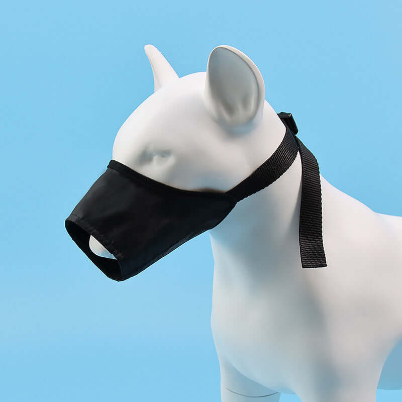 Masque anti-morsure ajustable pour chien en toile Oxford, confortable et sécurisé sur un modèle de chien