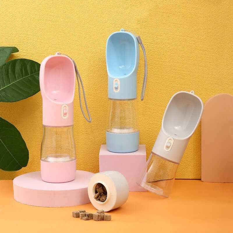 Bouteilles d'eau portables pour chien en plastique, pratiques pour les voyages et promenades, colorées en rose, bleu et gris.