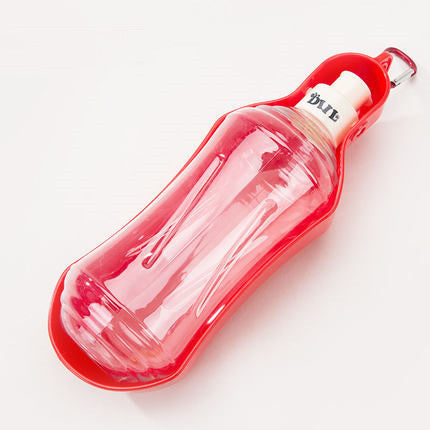 Distributeur d'eau en plastique rouge pour animaux de compagnie, léger et portable pour voyages.