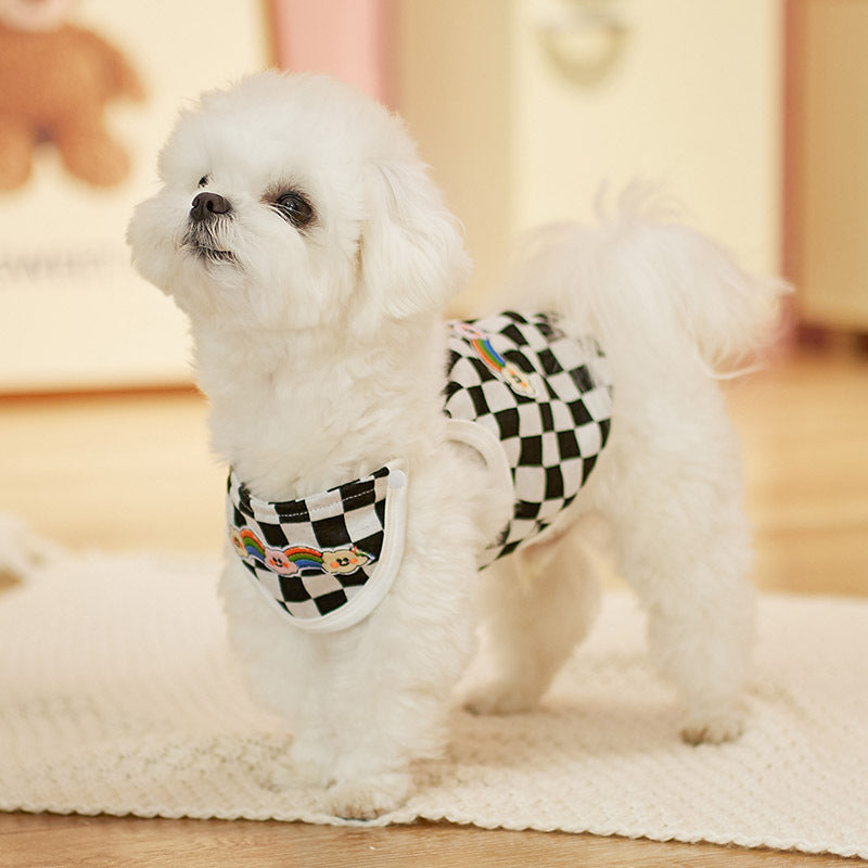 Chien en gilet échiquier noir et blanc, mode animale élégante, parfait pour toutes les occasions.