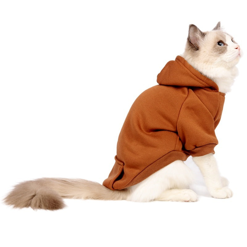 Chat élégant portant un sweat à capuche en tissu en fleece, couleur marron, assumant un style décontracté.