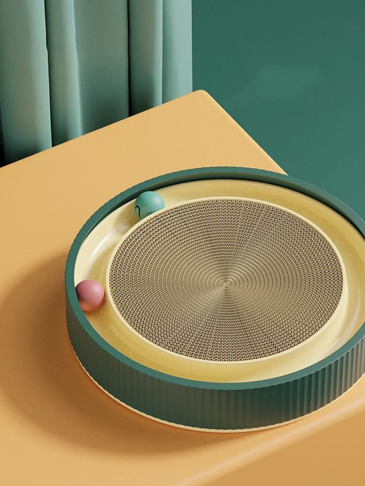 Jouet en papier corrugué pour animaux, avec balle interactive sur fond coloré.