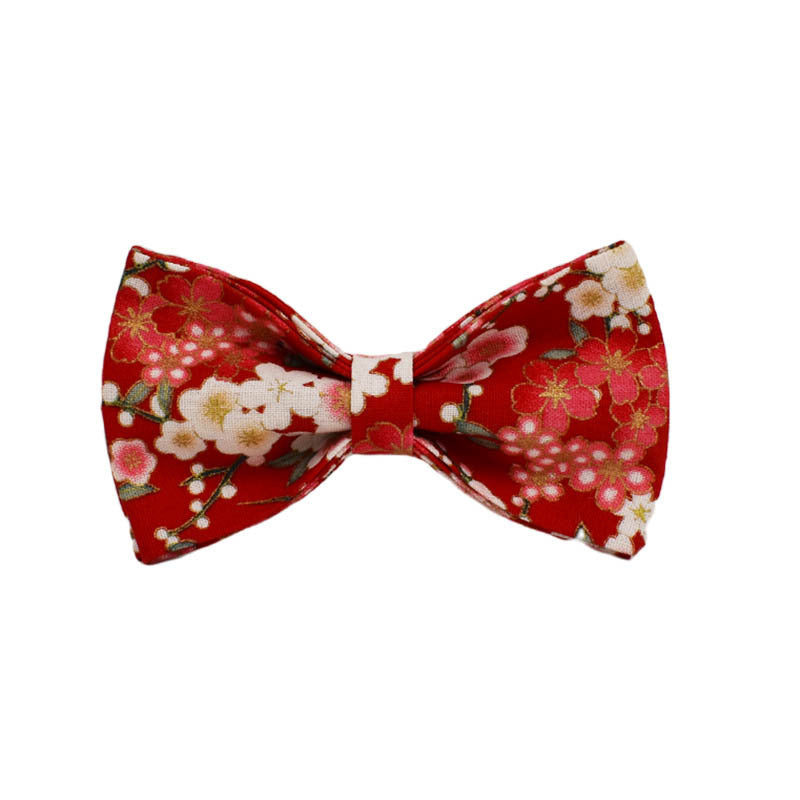 Collier floral japonais pour chien en tissu rouge avec motif de fleurs, accessoire élégant et confortable.