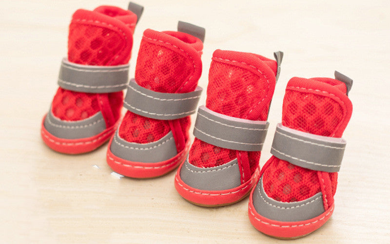 Chaussures pour chiens petits en caoutchouc rouge, conçues pour le confort et la protection lors des promenades.