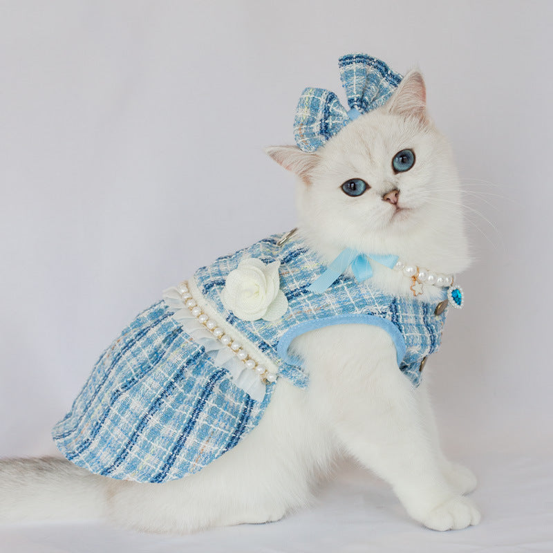 Chat portant une jupe en polyester bleu avec accessoire assorti, idéal pour vêtements et accessoires pour animaux.