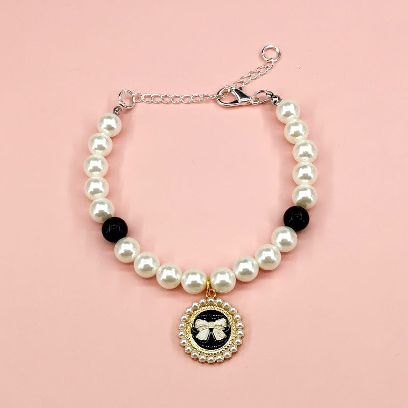 Collier pour animaux avec perles blanches et pendentif élégant, parfait pour les fêtes de Noël.
