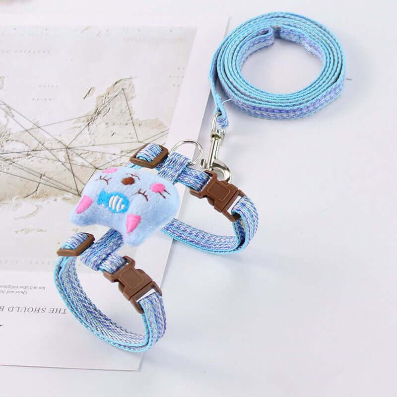 Harnais ajustable pour chats en bleu avec laisse assortie, idéal pour les promenades sécurisées et confortables.