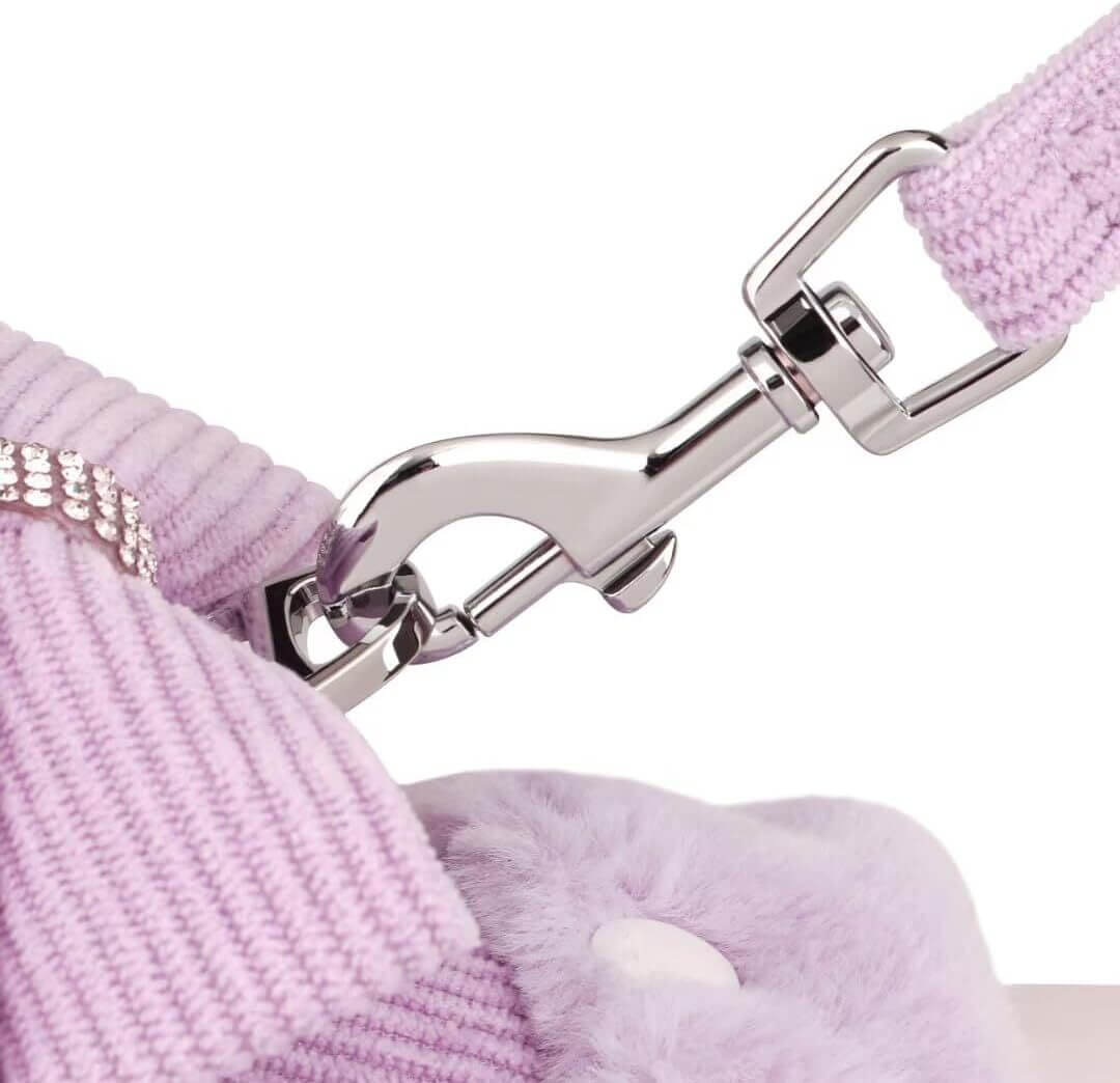 Détail du clip en métal du harnais et laisse chouette pour chien en coton biologique, couleur lilas.