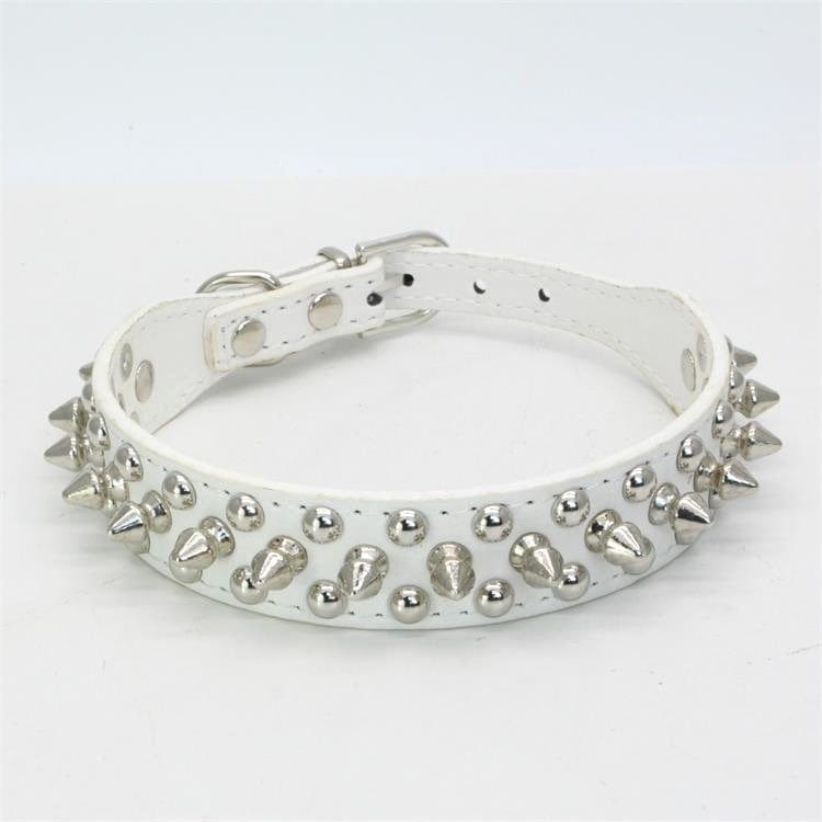Collier pour chien rivet en PU blanc avec clous et billes métalliques, durable et stylé.