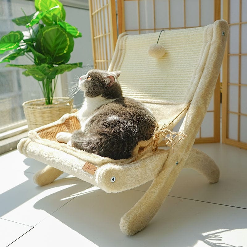 Chat se reposant sur un Lit Sofa pour Chat beige; un confort parfait pour votre compagnon à quatre pattes.