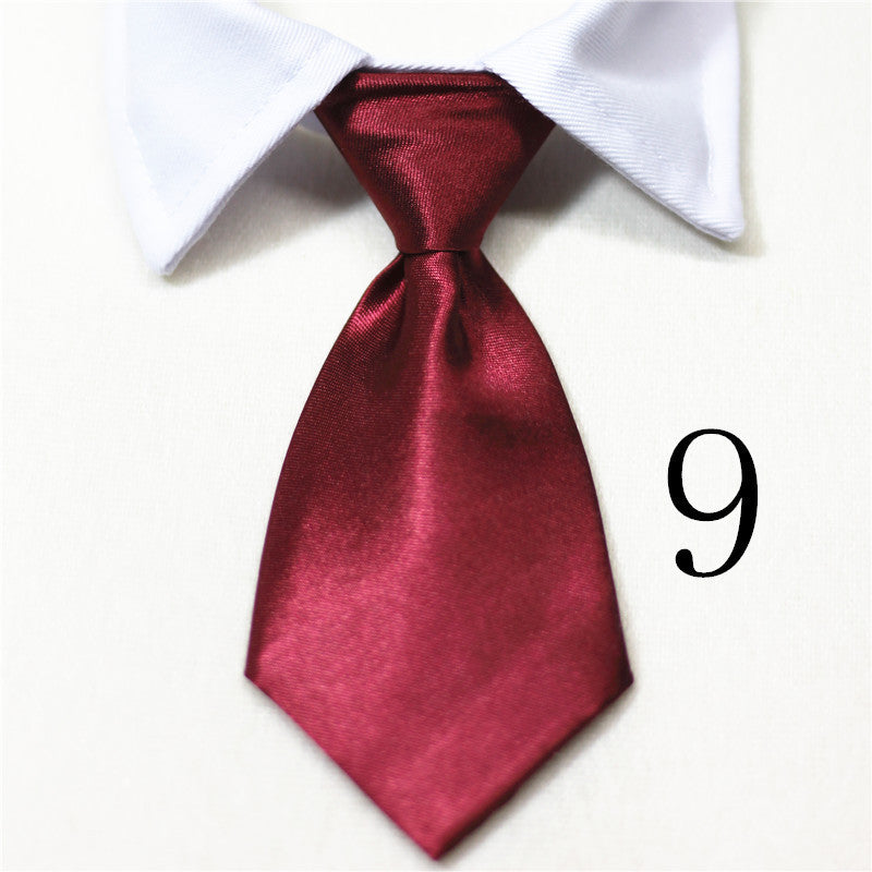 Nœud papillon rouge en satin porté sur une chemise blanche, idéal pour les animaux de compagnie élégants.