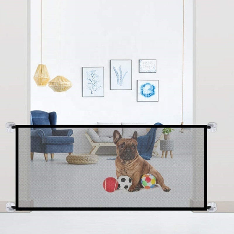 Réseau d'isolation portable pour animaux avec un bulldog et des ballons dans un intérieur moderne.