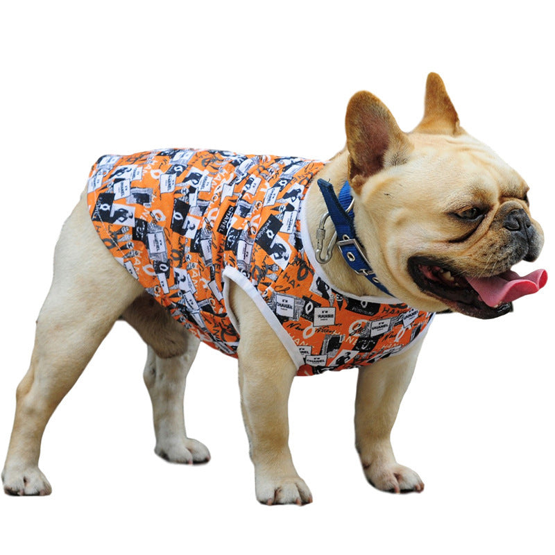 Chien français bulldog portant un gilet d'été imprimé orange, idéal pour les journées ensoleillées.