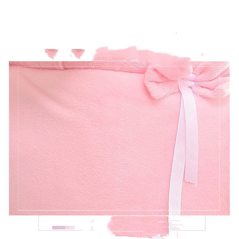 Sac à dos chat en velours rose avec un joli nœud et un ruban décoratif.